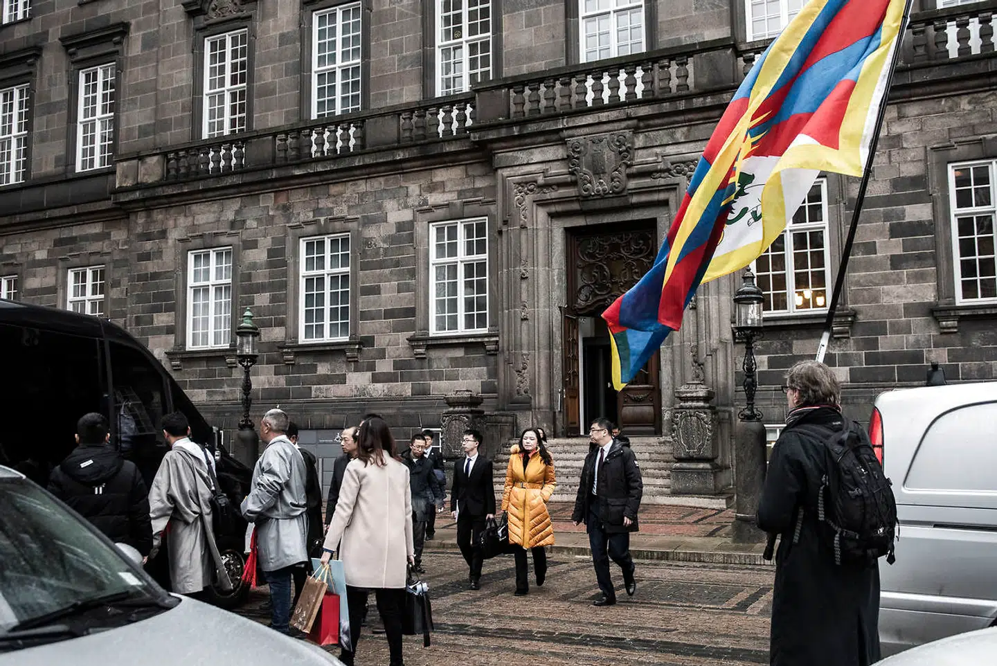 Det blev en skandale af de større, da politiet i 2012 afskar borgere fra at demonstrere med tibetanske flag under et kinesisk statsbesøg. For nylig var scenerne anderledes, da en kinesisk delegation blev mødt af tibetanske flag foran Christiansborg efter et frokostmøde i Det Udenrigspolitiske Nævn.