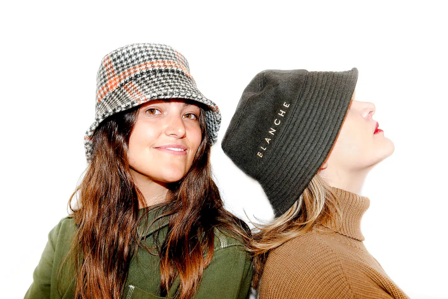 Iværksætterne Melissa Bech (tv.) og Mette Fredin Christensen lavede en CSR-strategi, før de havde deres tøjkollektion på plads.