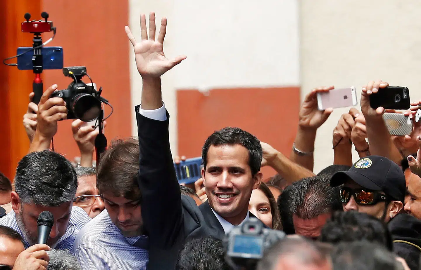Venezuelas oppositionsleder Juan Guaidó ved en pressekonference i Caracas. Frankrig, Tyskland og Spanien erklærede lørdag, at de vil anerkende Guaidó som fungerende præsident, hvis der ikke udskrives valg inden for en uge.