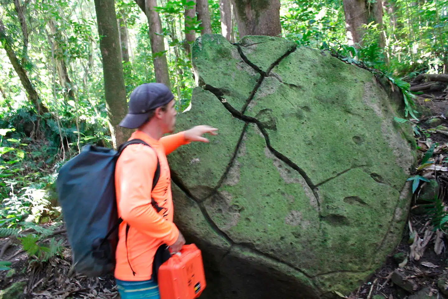 De oprindelige hawaiianske kvinder gemte den nyfødtes navlestreng i en revne i en sten for at se, hvordan den nyfødtes liv ville blive, fortæller vores guide Ty.