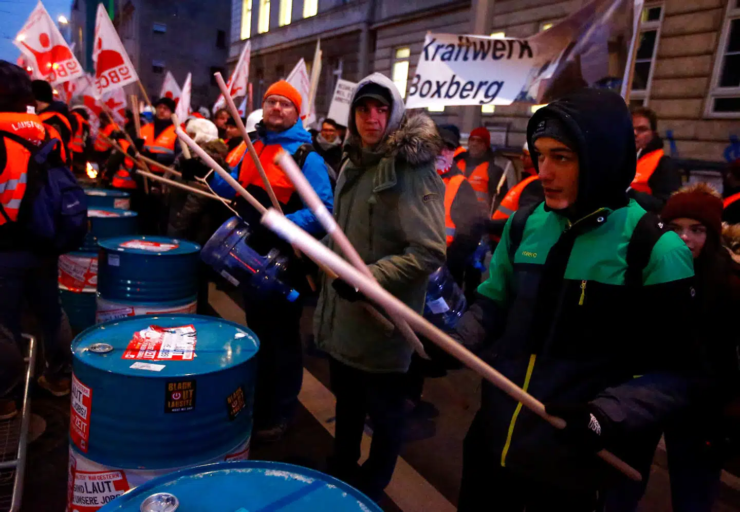 De unge i Tyskland er ikke ene om at demonstrere. Ansatte i kulmineindustrien – både i øst og vest – er også gået på gaden. De ønsker at bevare kulindustrien i Tyskland. Lige inden jul lukkede den sidste stenkulmine i Bottrup i Ruhr-distriktet.