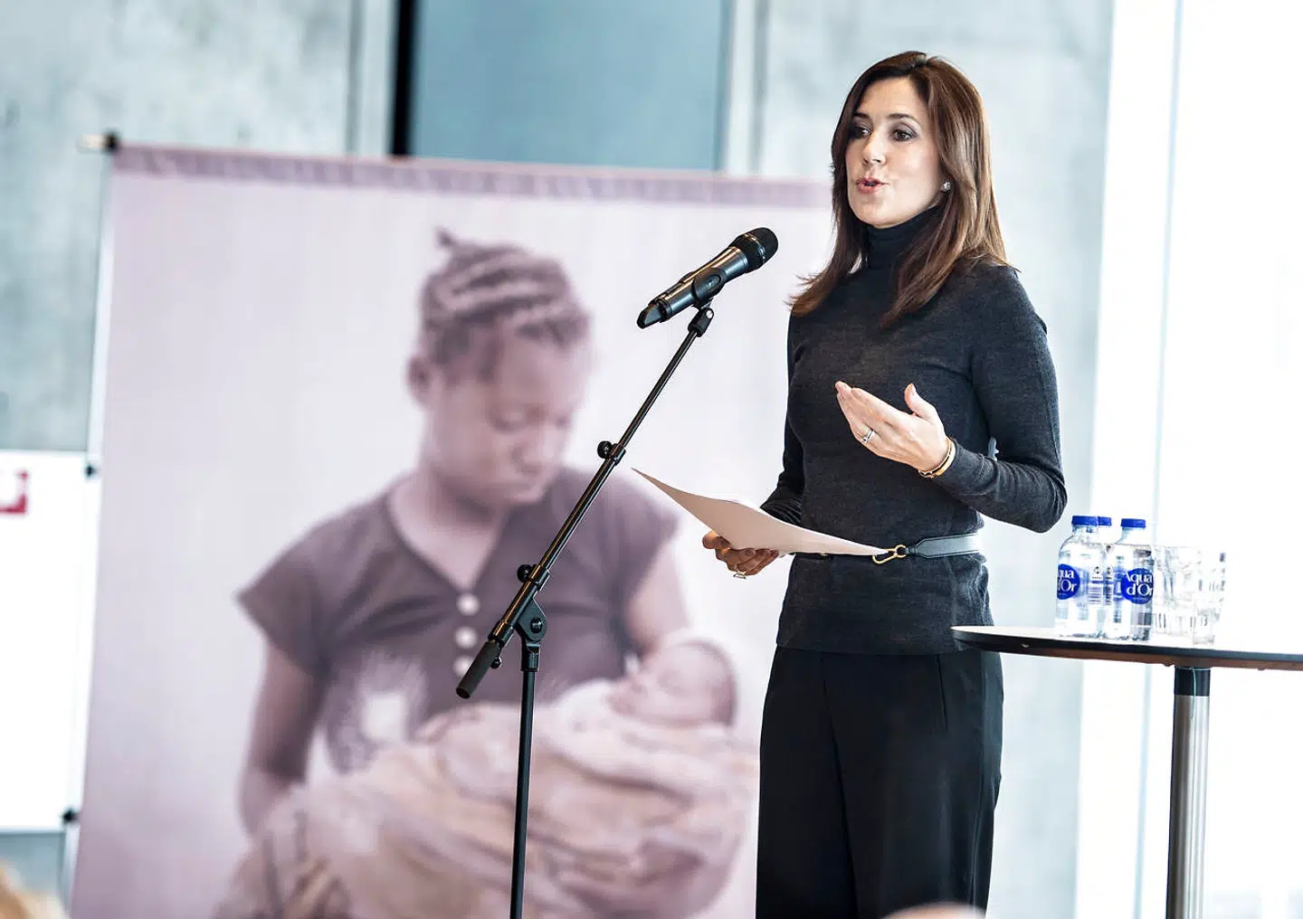 Kronprinsesse Mary holder i november sidste år tale til åbningen af en udstilling, der giver et indblik i helt unge pigers liv som mødre i udviklingslande.