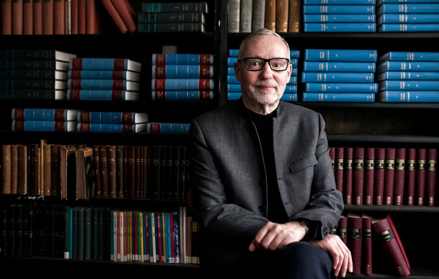 Sker der noget helt nyt og banebrydende, eller er den nuværende identitetspolitiske kamp og »krænkelseskultur« blot endnu et eksempel på strømninger på de danske universiteter? Det er svært at svare på, men John E. Andersen har haft sin gang på Københavns Universitet i snart 50 år, og han mener at kunne se nogle klare ligheder og forskelle fra dengang og til i dag. Han citerer Kierkegaard, når han skal forklare, hvordan han var krænket, dengang han studerede. »Livet skal leves forlæns, men forstås baglæns,« siger han. Nu kan han godt se, at det var en krænkelse, men sådan betegnede man det ikke dengang.