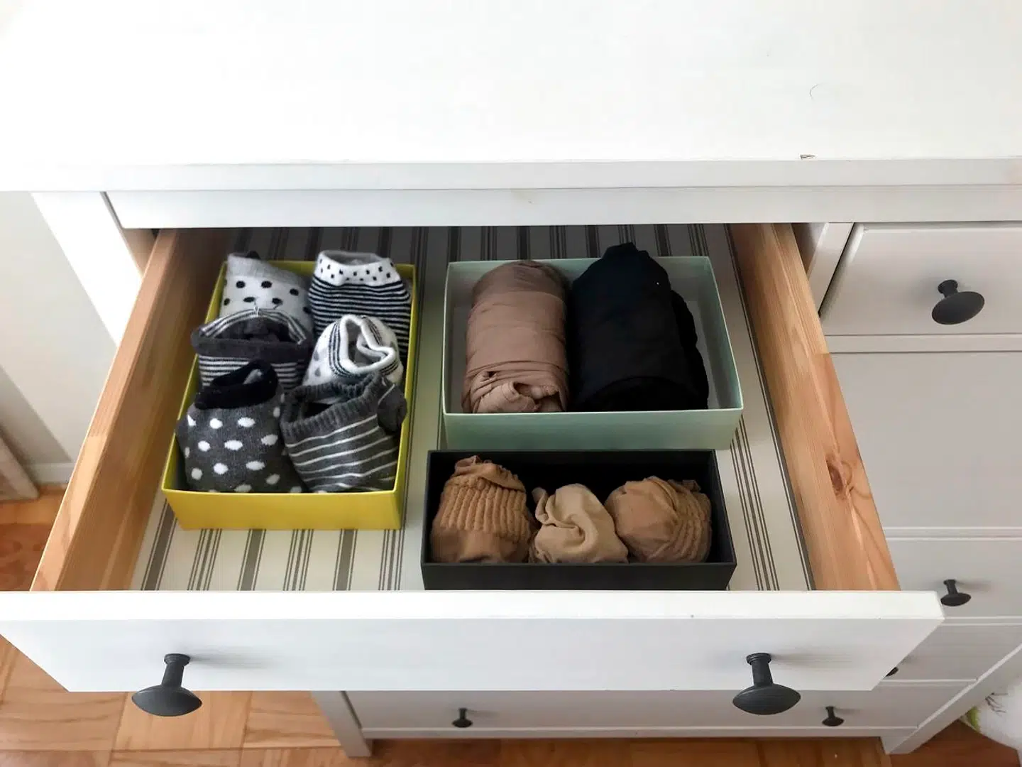 Sindbilledet på et enkelt og overskueligt liv? Eller bare en velordnet skuffe? Foto fra Netflix-serien »Tidying Up with Marie Kondo«.