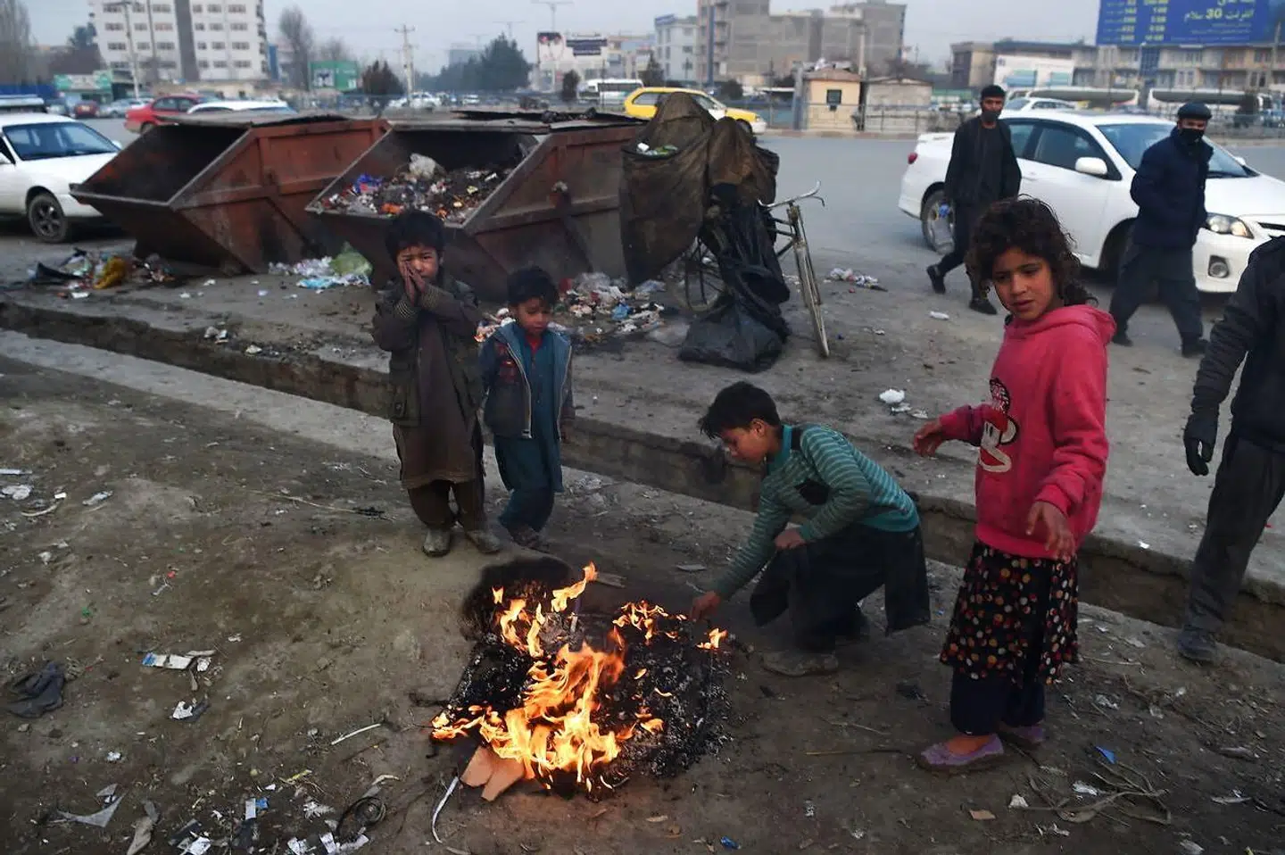 I Afghanistan brænder gadebørn plastikaffald for at holde varmen. I en ny rapport fra Oxfam hedder det sig, at de rigeste bliver rigere, mens de fattigste bliver fattigere. Men rapporten er blevet mødt med hård kritik.