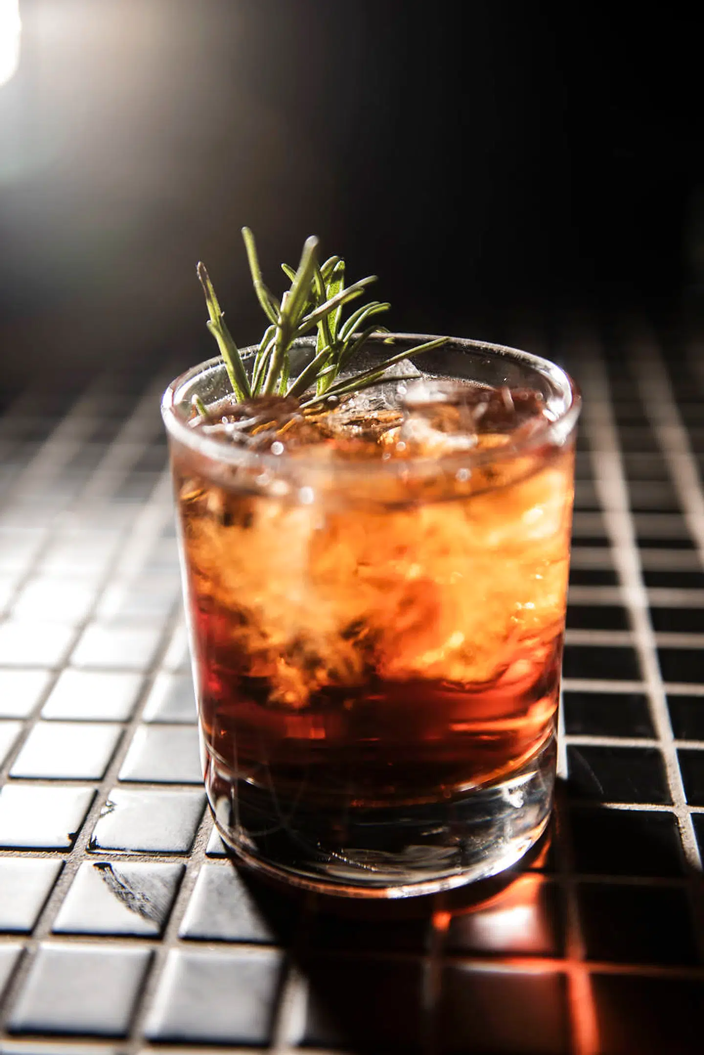 Petit Louise består af Aperol, hyldeblomslikør, vermouth, champagne og rosmarin.