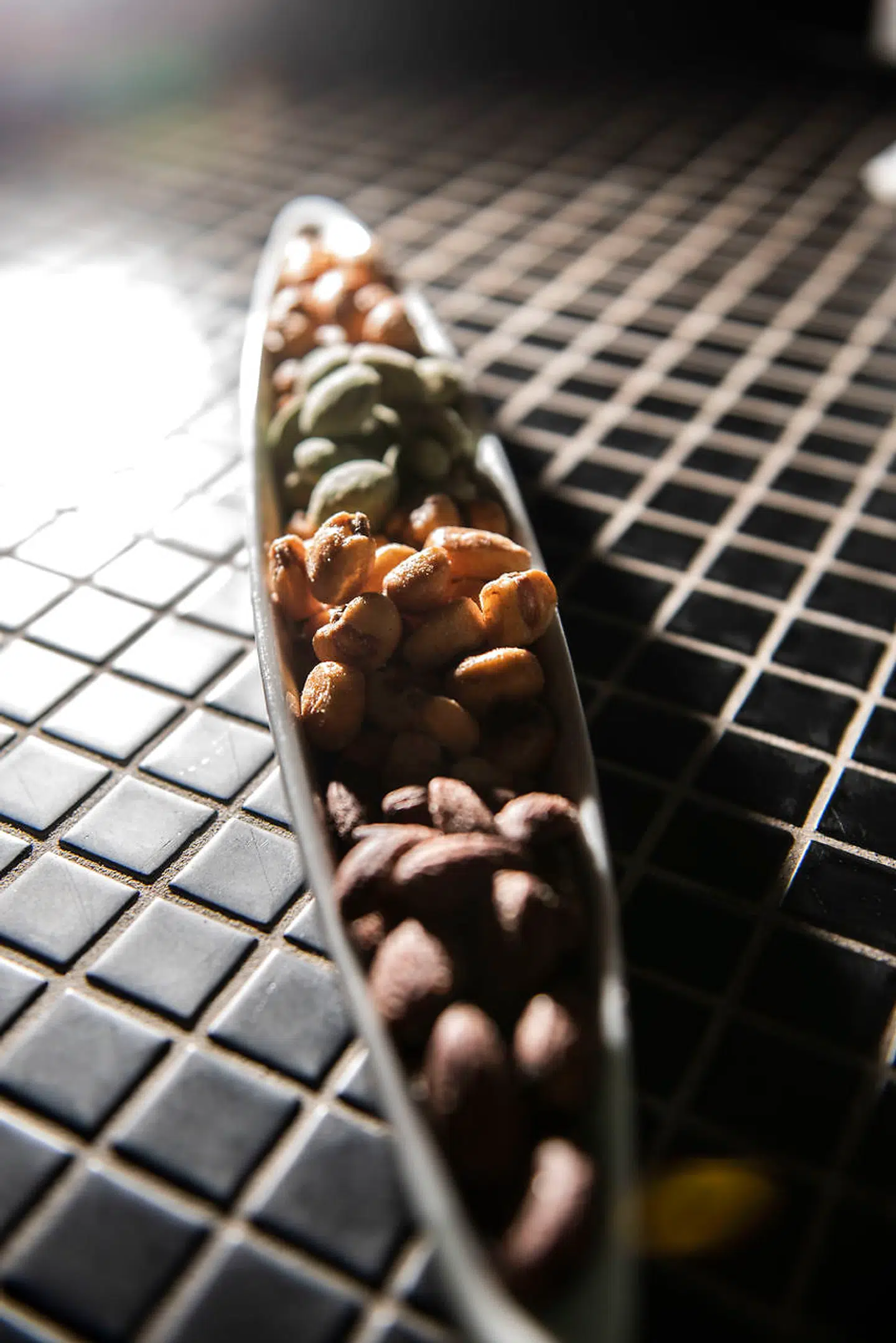 K-bar serverer forskellige klassiske snacks. Salte nødder, gode grønne, kæmpe oliven og en skål friskpoppede popcorn med trøffelsalt.