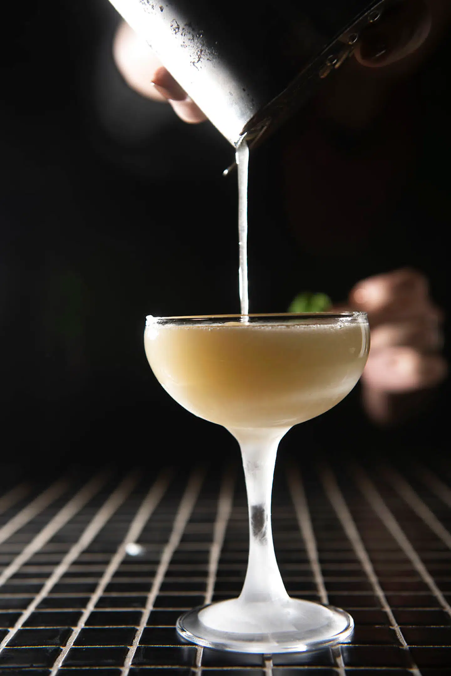 Phi Phi Martini er en asiatiskinspireret cocktail med vodka, kokos, ingefær, koriander, lime, chili og citrongrass.