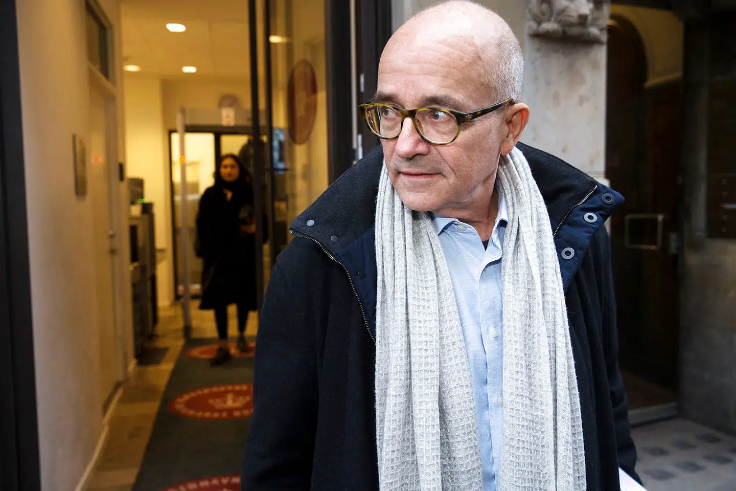 Billedetekst Københavns Byret afsiger dom klokken 14.00 i straffesagen mod den tidligere chef for PET, der er tiltalt for at have overtrådt tavshedspligten 28 gange i bogen "Syv år for PET". Sagen er blevet behandlet over en lang række retsmøder i 2018.