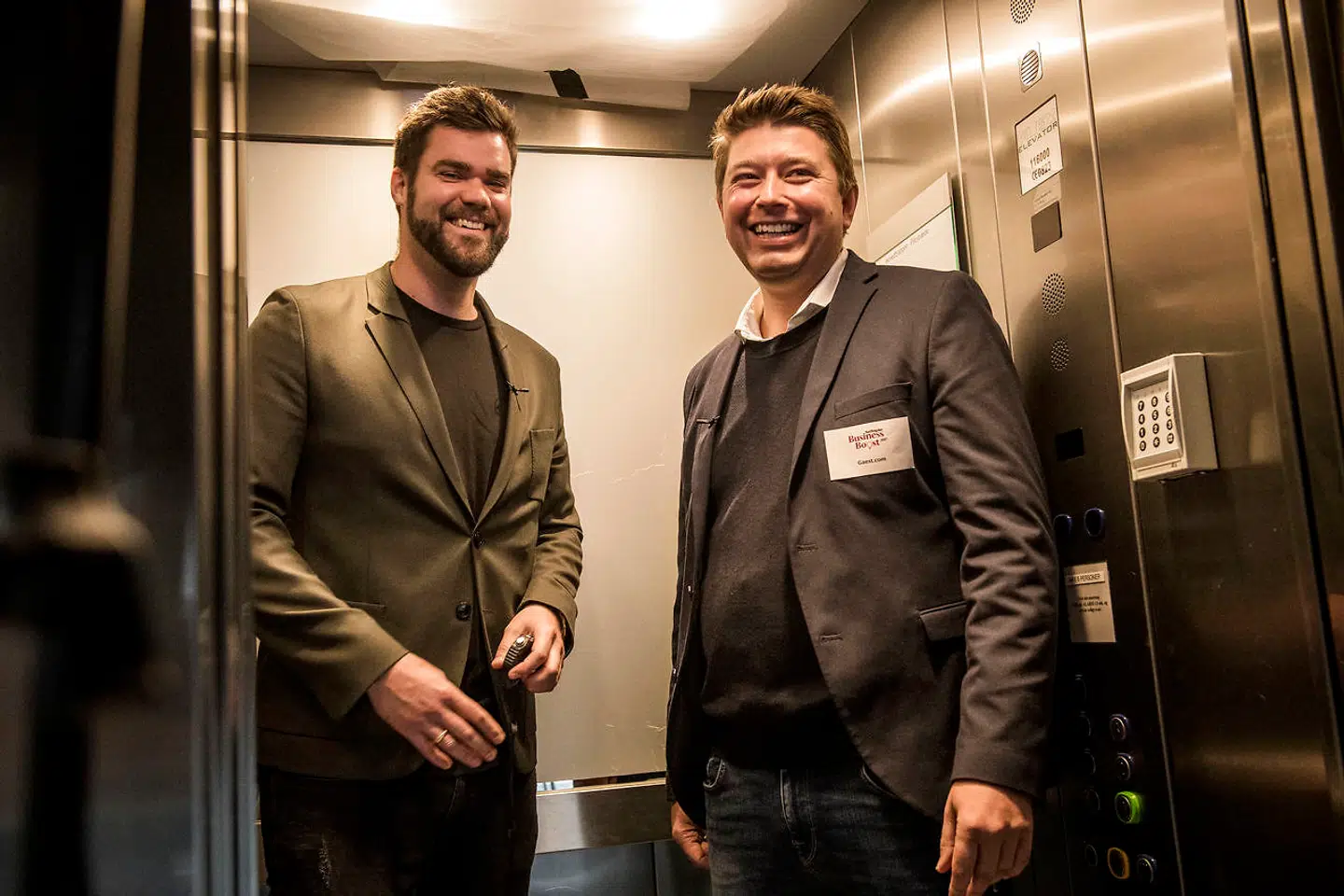 Gaest.coms adm. direktør Anders Boelskifte Mogensen vandt i 2017 iværksætterkonkurrencen Berlingske Business Boost. Her pitcher han virksomheden til superiværksætteren Morten Strunge.