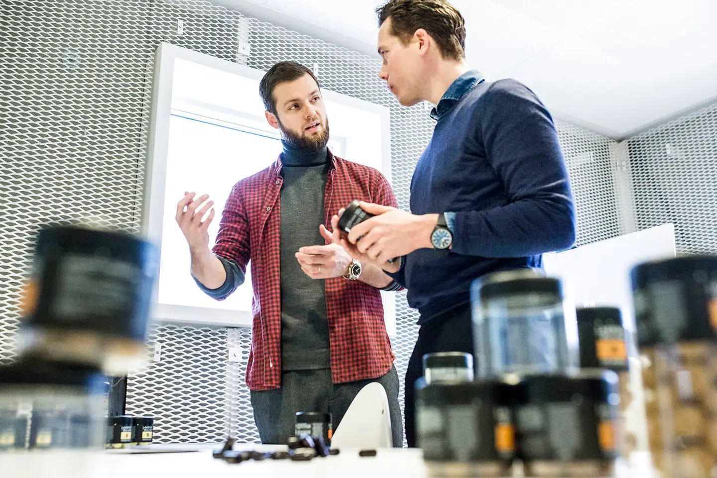Iværksætter og stifter Johan Bülow (tv.) diskuterer de nye bæredygtige bøtter med virksomhedens adm. direktør Fredrik Nilsson.