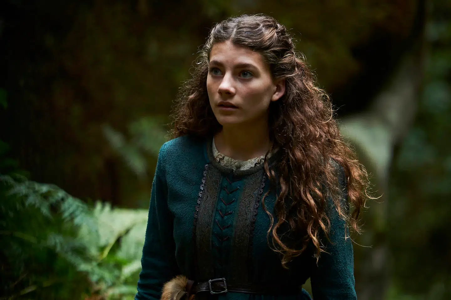 Dina (Rebecca Emilie Sattrup) må lære mørkets kræfter at kende for at redde sin bror og Nicodemus, den rette fyrste af landet.