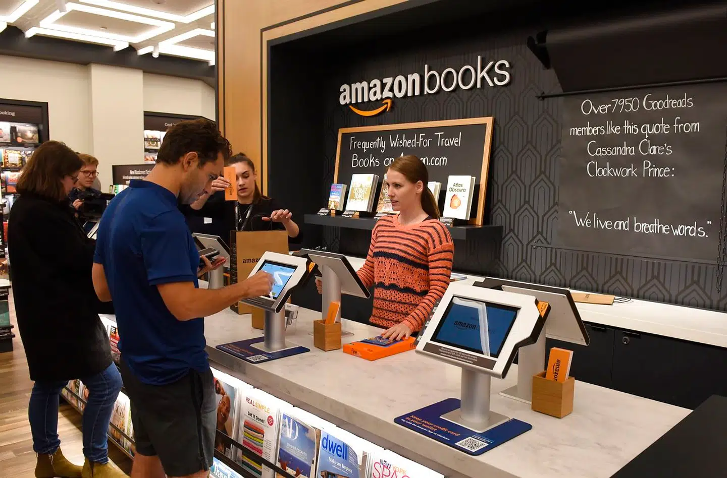 Det kan give billigere bøger, hvis Amazon kommer til Danmark. Men i praksis vil læserne også opleve af et fattigere udvalg, hvis det i altovervejende grad bliver Amazons algoritmestyrede vinduer, danskerne ser frem for de fysiske boghandlers. Det mener man i hvert fald på landets største forlag, Gyldendal. Om og i så fald hvornår verdens største firma kommer til Danmark vides ikke. Men i den danske bogbranche ruster man sig til et fundamentalt forandret marked.