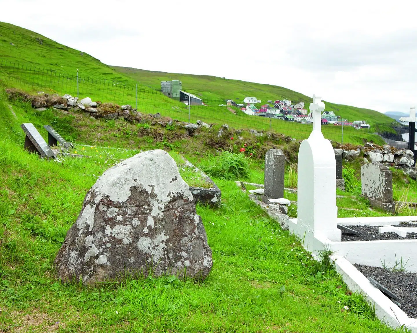 Mange steder på Færøerne har steder og sten navne, der har rødder tilbage til sagatiden. Stenen på dette fotografi kaldes Sigmundurstenen og står ved en kirke på øen Skuvoy. Færingesagaen beretter, at det var her, at Sigmundur boede. Det var her han blev angrebet, sprang i havet og svømmede til Sandvik, men der blev han dræbt af Torgrim den onde.Illustration fra bogen.