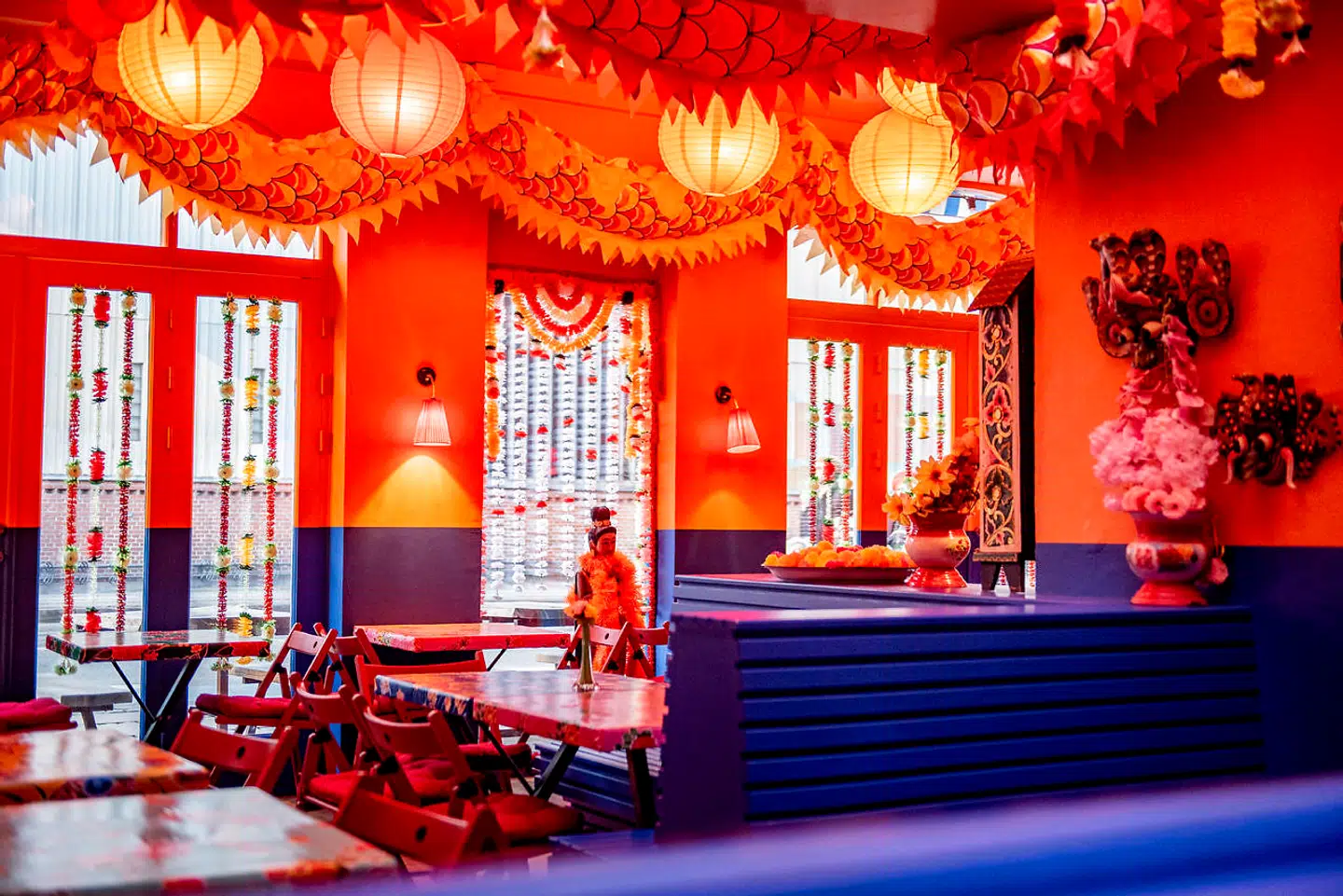 Der er pang på farverne på den nye Falang Asiateria, som kombinerer mad og cocktails.