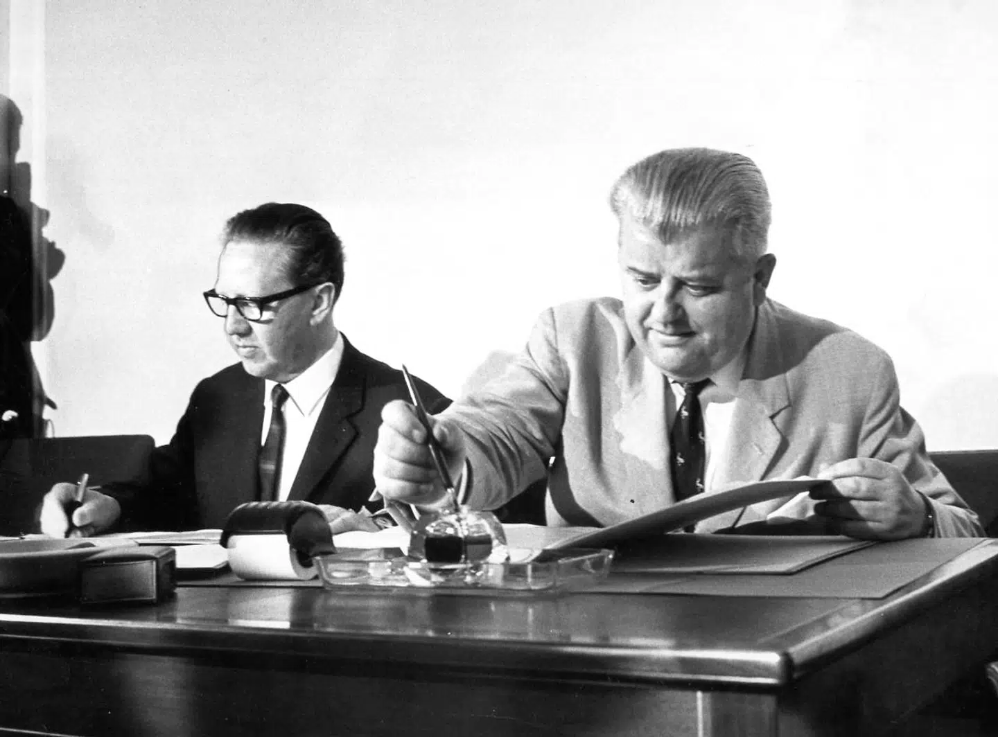 Den 1 juli 1965 undertegnede Danmark og Island en traktat om overførelse af dele af Den arnamagnæanske Stiftelses håndskrifter (de islandske sagaer) til forvaring og forvaltning af Islands Universitet. Her underskriver den socialdemokratiske udenrigsminister Per Hækkerup og den islandske ambassadør i Danmark Gunnar Thoroddsen traktaten. Færingesagaen er skrevet på Island og en del af de islandske sagaer.