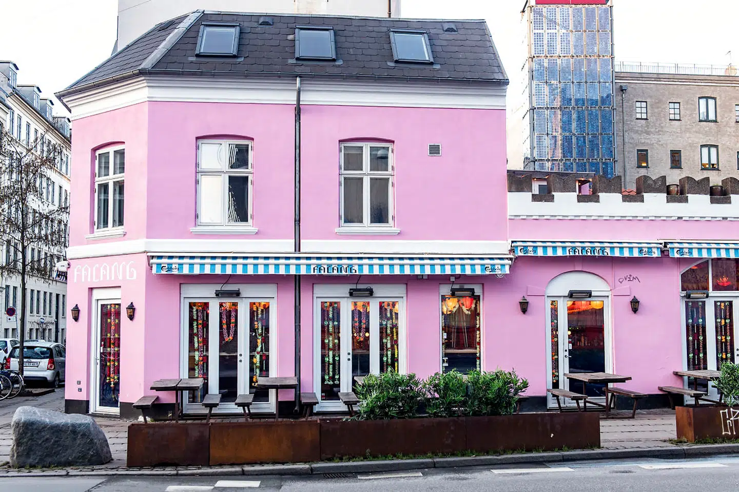 Natklubkongerne Simon & Simon står sammen med blandt andre deres kumpaner fra Chateau Motel bag Istedgades nye restaurant. De har tidligere udtalt, at missionen har været at skabe en »tosseasiatisk bistro«