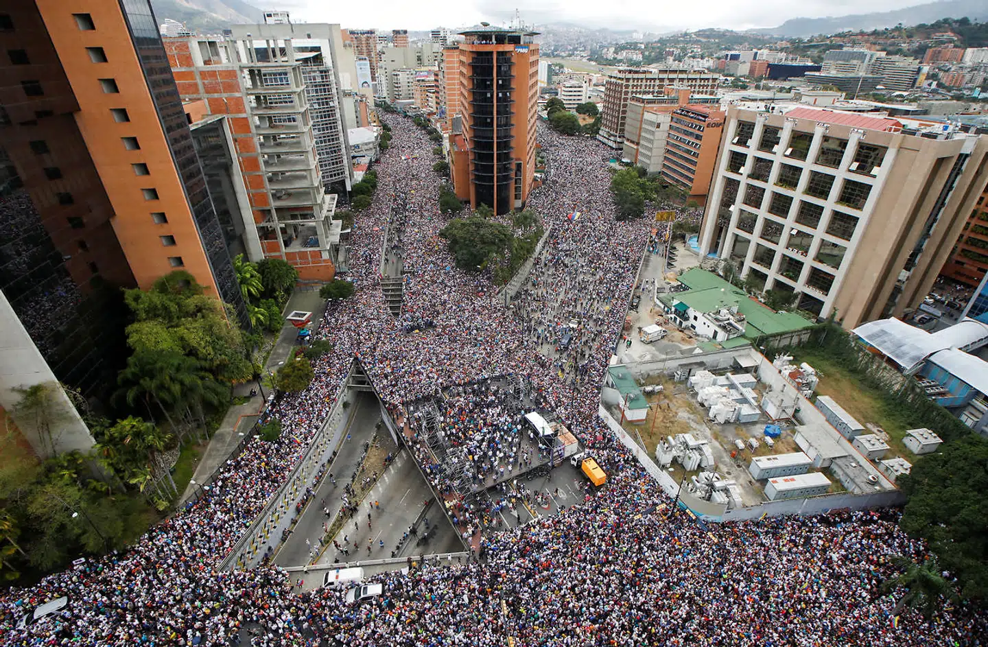 Det var i forbindelse med en kæmpe demonstration i Venezuelas hovedstad Caracas, at oppositionslederen Juan Guaidó onsdag udnævnte sig selv til fungerende præsident og landets retmæssige leder.