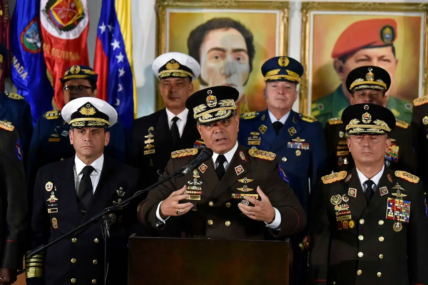 Forsvarsminister Vladimir Padrino López, oplæser en støtteerklæring til den »forfatningsmæssige præsident« Nicolas Maduro omgivet af Venezuelas militære topledelse. Bag dem ses portrætter af frihedshelten Simón Bolívar og grundlæggeren af det nuværende regime, Hugo Chávez.