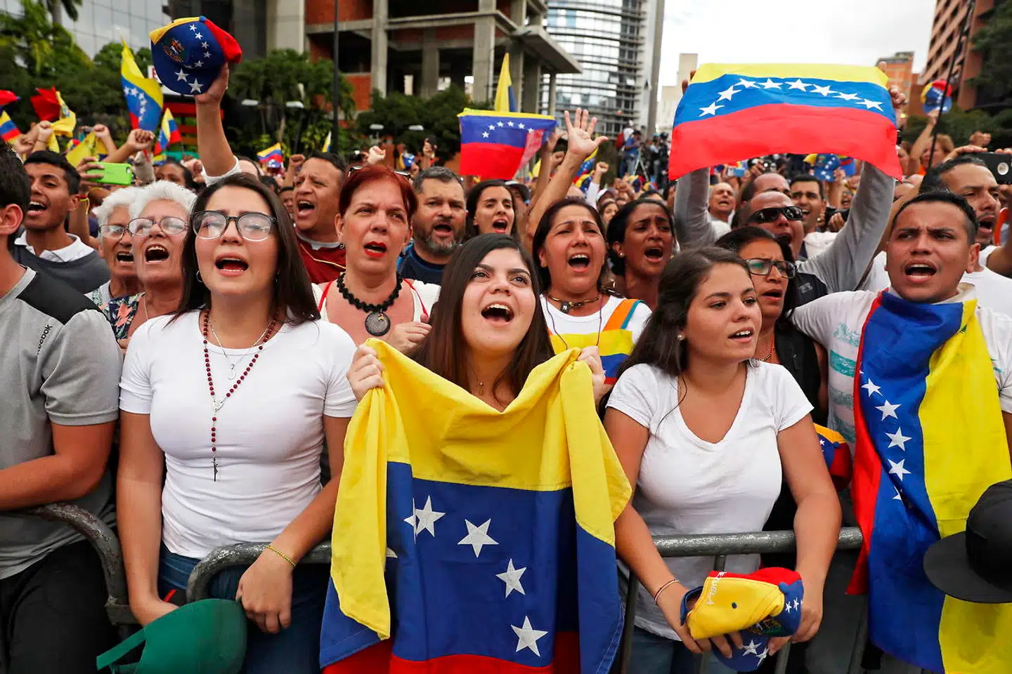 Oppositionstilhængere jubler under onsdagens demonstration, efter at Donald Trump og USAs anerkendelse af deres leder som Venezuelas retmæssige præsident.