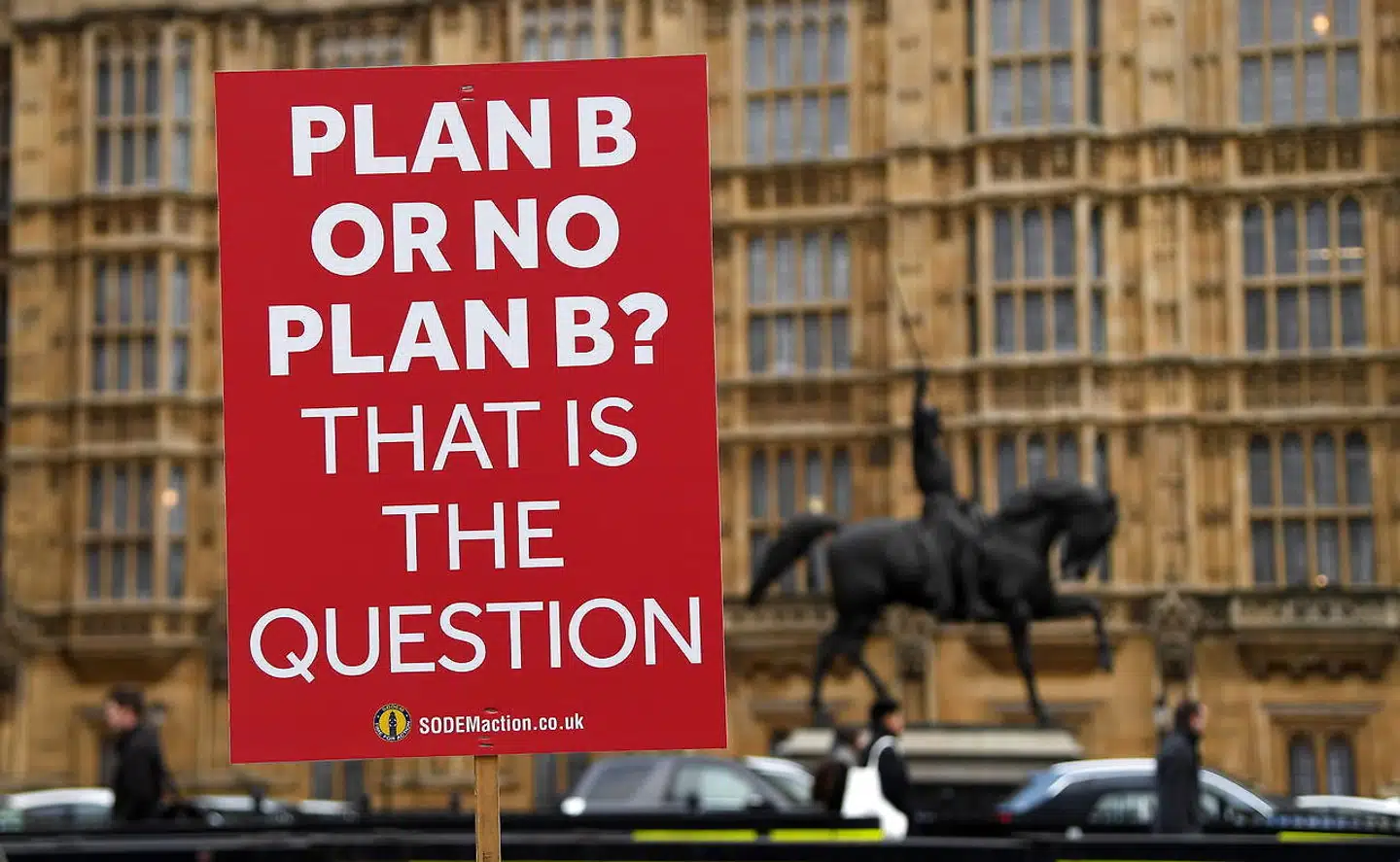 Virksomheder forlader i stor stil Storbritannien, som har to måneder til at komme op med en plan B, hvis de skal få en aftale med EU. Hvis ikke der kommer en aftale, vil den store flyproducent Airbus kigge andre vejne, siger topchef.