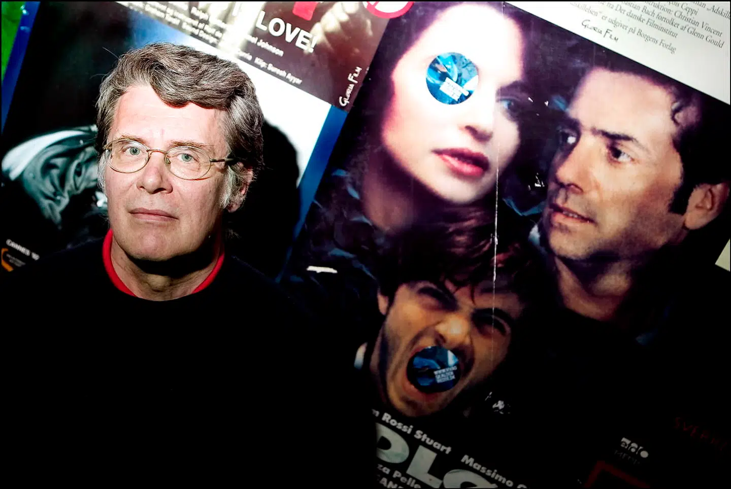 Ifølge Peter Schepelern har man ret til at beskæftige sig med offentlige sager, såsom forbrydelser, uden at skulle indhente tilladelse fra eventuelle pårørende. Hensynet til offentligheden er det afgørende i den debat.