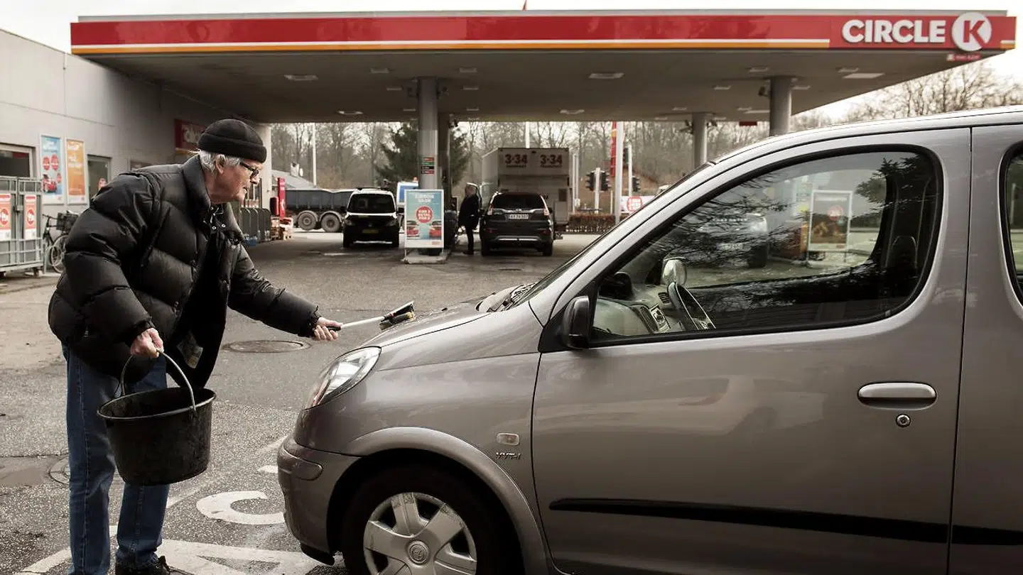 Ved Circle K-tanken i Birkerød blev et ungt par 17. februar 2018 overfaldet af en mand med en økse. Fotoet er taget 19. februar, mens gerningsmanden var på flugt, og mens Birkerøds borgere var dybt bekymrede. Straffesagen mod den formodede gerningsmand begynder torsdag ved Retten i Lyngby.