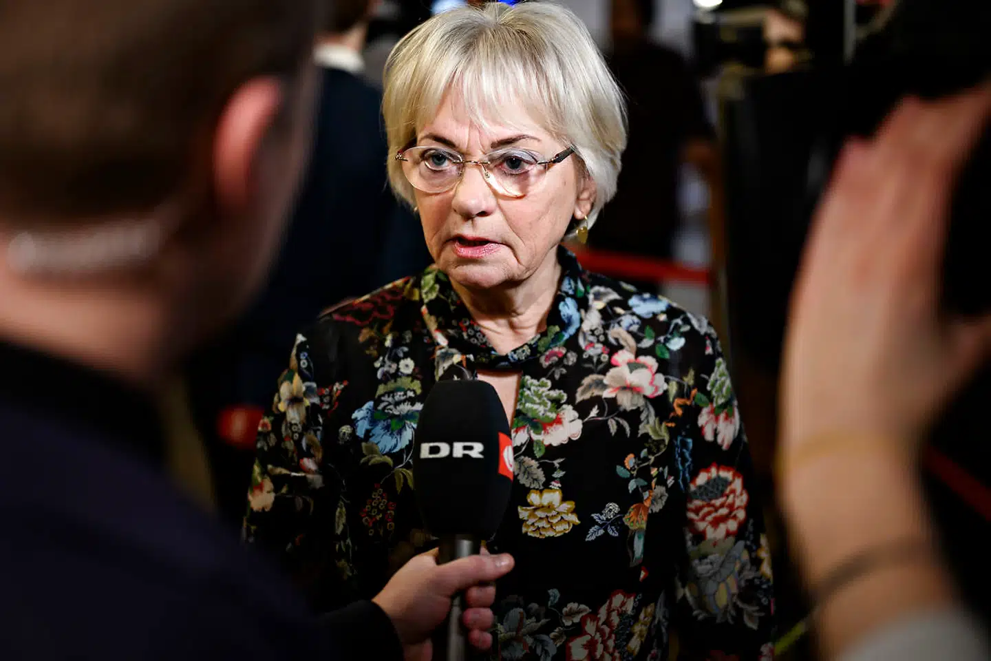 »Det er meget pudsigt, at de kommunale politikere altid har adgang under kommunalvalgkampe. Det skulle ikke undre mig, at der i sådanne perioder skal et ekstra besøg til. Og jeg erkender, at sådan er det også under en valgkamp. Men jeg må sige, at jeg har stor nok tillid til mine kolleger på Christiansborg til, at de opfører sig ordentligt, at de tager sig god tid og ikke ser det om en »photo opportunity«. De vil jo gerne høre om, hvad det er, der foregår,« siger folketingets formand, Pia Kjærsgaard (DF).