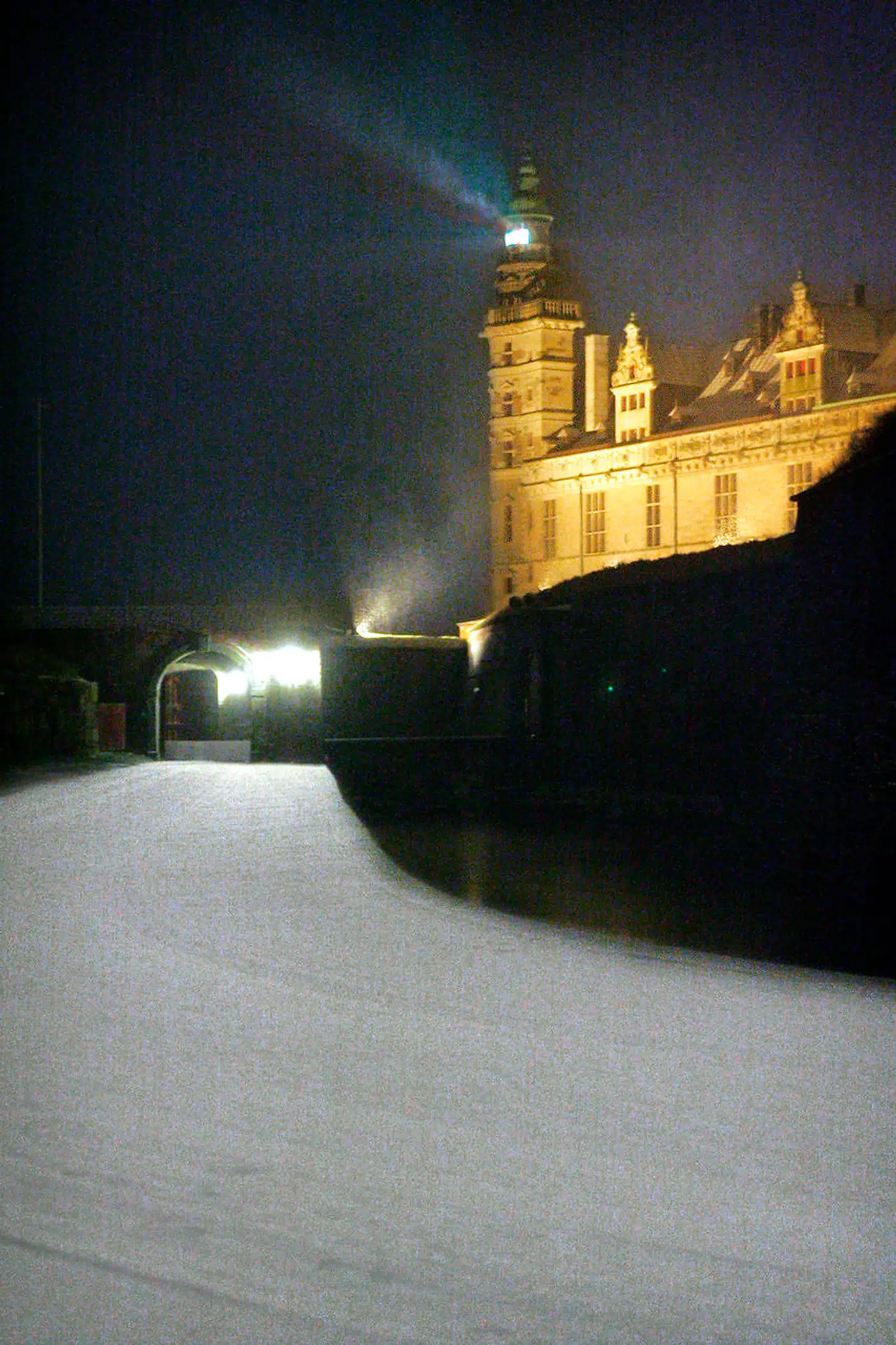 Fyret på Kronborg Slot i Helsingør, der er fra 1772 og dermed landets ældste fyr, lyser ud i snevejret sent mandag aften den 20. december.