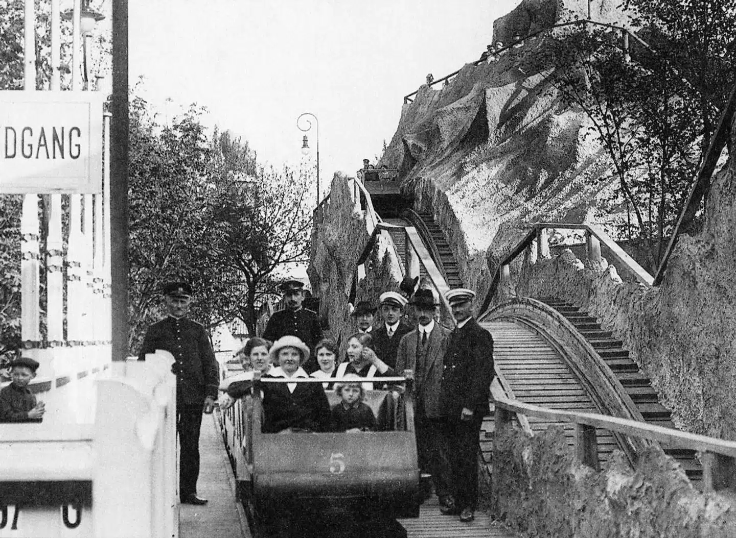 Værkstederne bag Tivolis rutchebane hjemsøges jævnligt af mærkelige hændelser. Foto: Historisk
