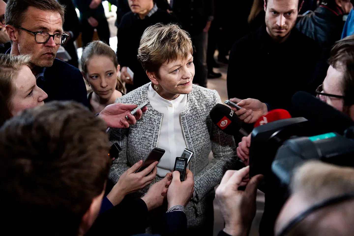 Efter at Det Konservative Folkeparti havde udtalt mistillid til daværende miljø- og fødevareminister Eva Kjer Hansen (V) på baggrund af afsløringerne om landbrugspakken, udspillede sig et større politisk drama. Statsminister Lars Løkke Rasmussen (V) ville ikke umiddelbart afsætte ministeren og luftede i stedet muligheden for, at hele regeringen kunne falde. Så galt gik det dog ikke. Her ses Eva Kjer Hansen til ministerieoverdragelse i Miljø- og Fødevareministeriet 29. februar 2016. Hun blev afløst af Esben Lunde Larsen (V).