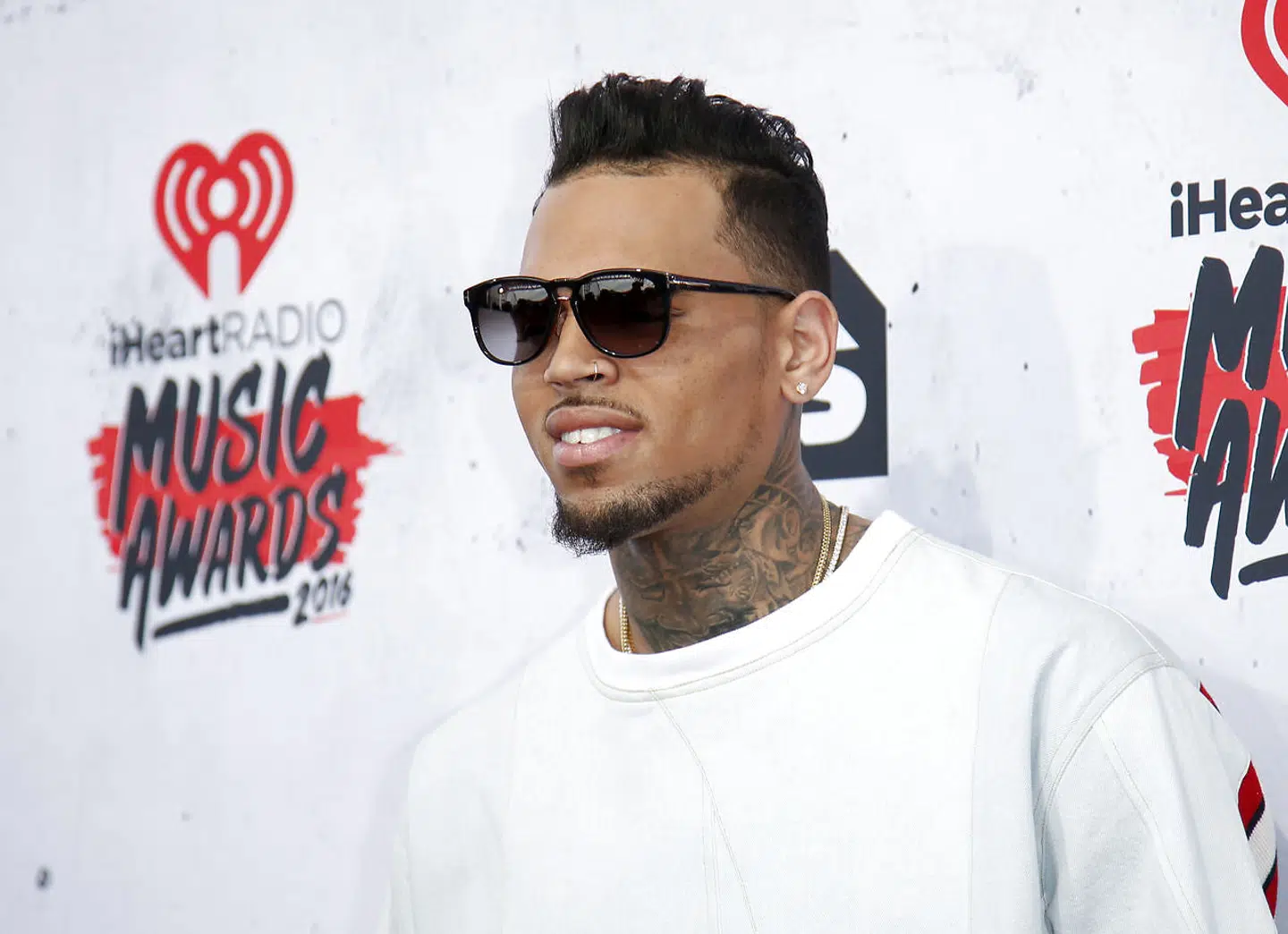 Popstjernen Chris Brown blev mandag anholdt mistænkt for voldtægt i Paris. Her er han fanget ved iHeartRadio Music Awards i Californien i 2016.