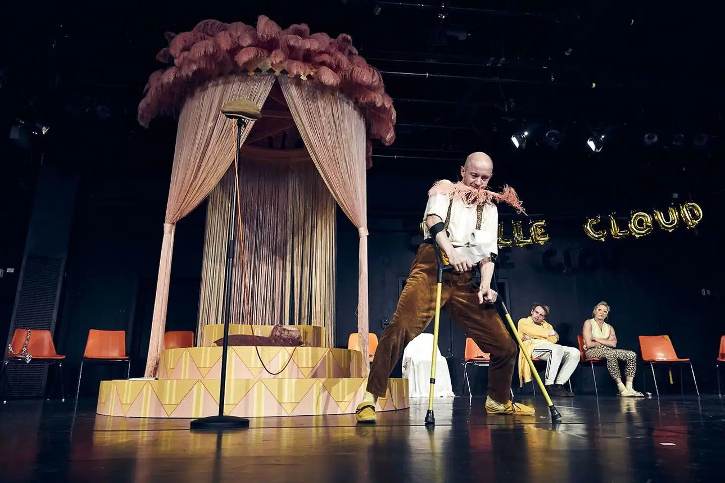 Anders Budde Christensen i front i Camille Clouds groteske selvhjælpsunivers.