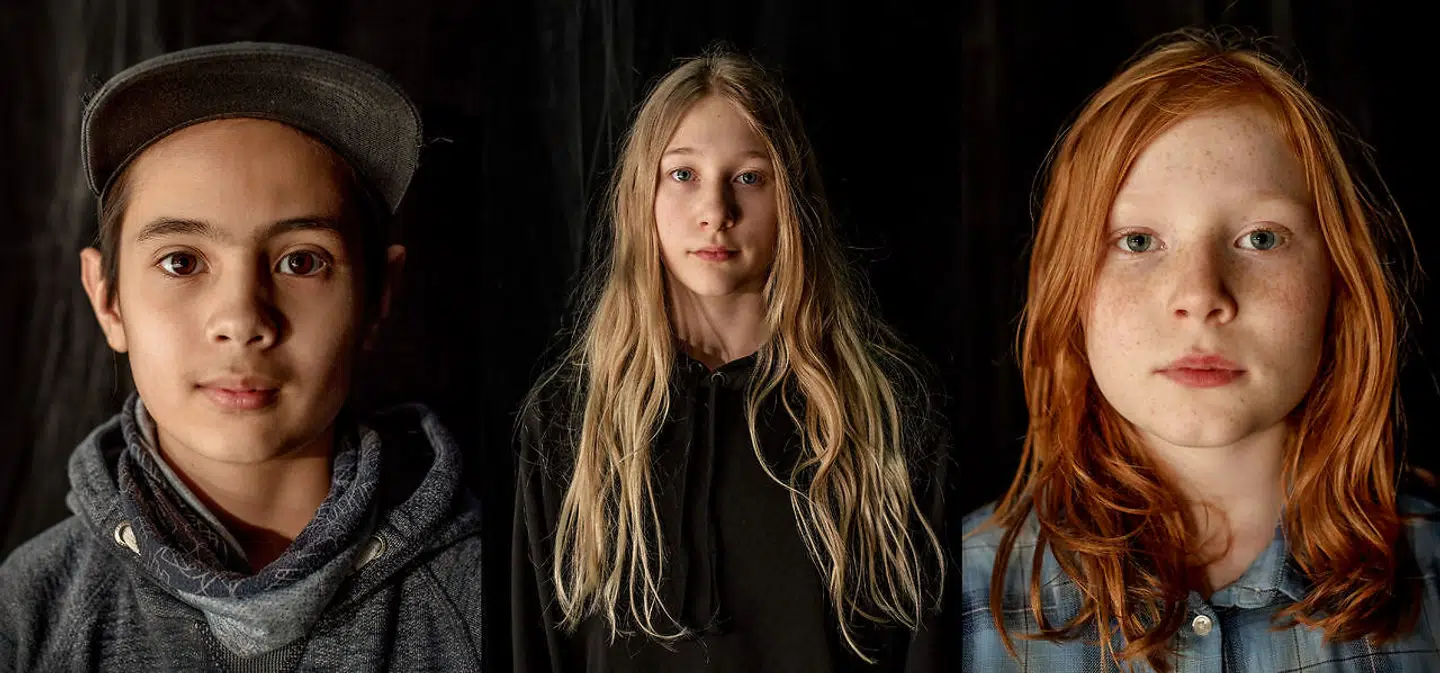 MOD ALLE ODDS er en forestilling på Betty Nansen Teatret om fremtiden som den kommer til at se ud for dagens børn - ifølge statistikken. Med udgangspunkt i 22 børns nuværende sociale situation. Felix Alegre, 12 år. Ronja Tillebeck, 13 år og Thea Godskesen, 10 år.