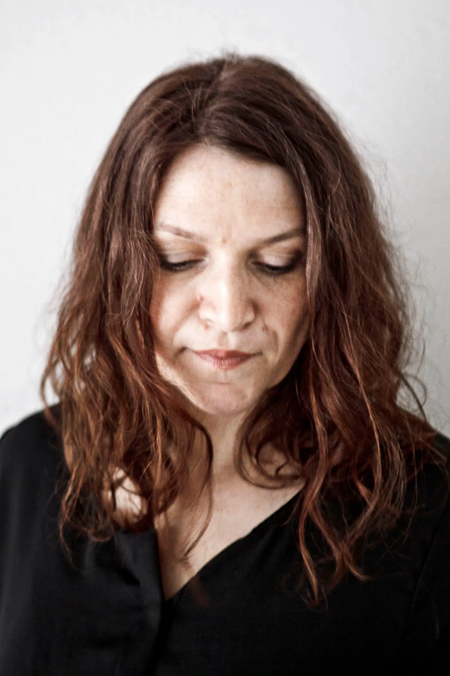 Merethe Lindstrøm har skrevet et tidløst og mørkt eventyr om krig og hjemløshed.