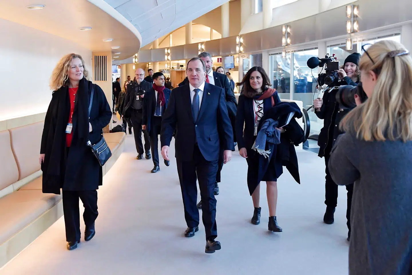 Den svenske statsminister, Stefan Löfven, skal balancere en mindretalsregering mellem Vänsterpartiet på venstrefløjen og de to liberale partier, Centerpartiet og Liberalerna.