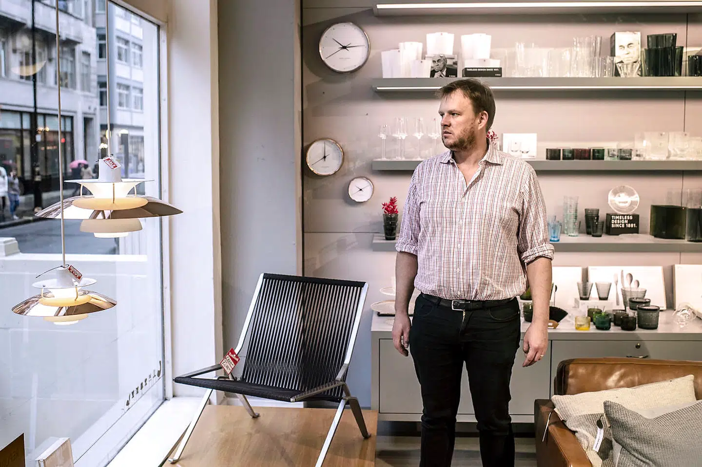 Charlie Perry kom til Skandium for seks år siden: »Jeg elsker de her produkter. Man bliver afhængig af det, og alle bliver bare suget ind i virksomheden, når man er her. Det er fantastisk at arbejde med produkter, som man tror på,« siger han.