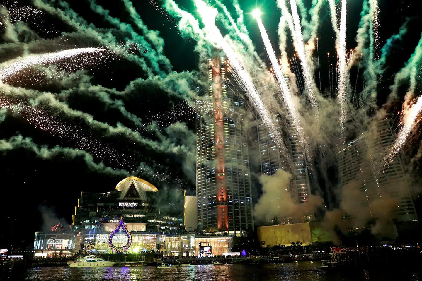Åbningen af IconSiam i november 2018 blev markeret med fyrværkeri og andre festligheder, der menes at have kostet næsten 200 mio. kroner. Det er verdens fjerdestørte shoppingcenter, kun overgået af tre megacentre i Kina.