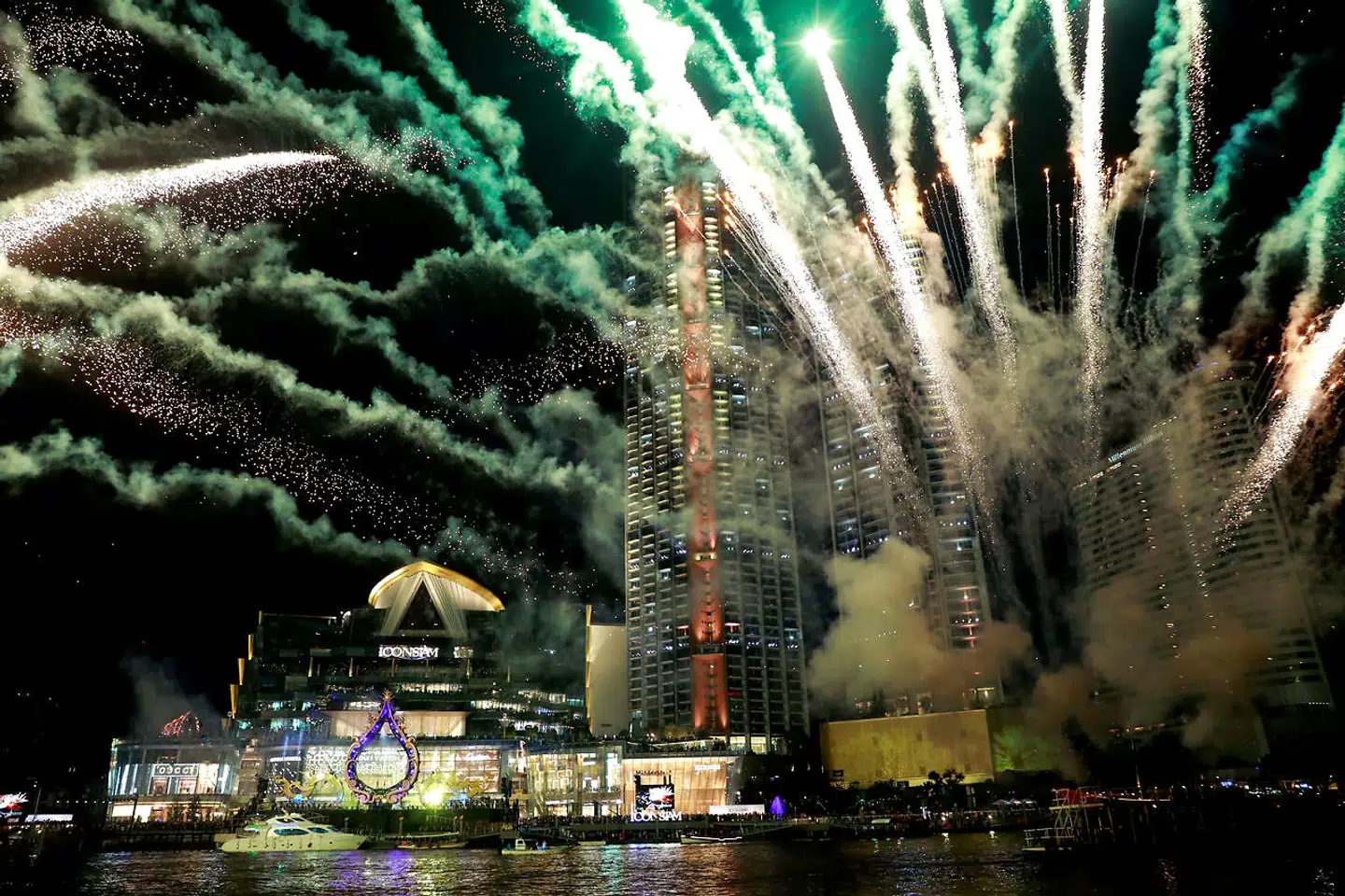 Åbningen af IconSiam i november 2018 blev markeret med fyrværkeri og andre festligheder, der menes at have kostet næsten 200 mio. kroner. Det er verdens fjerdestørte shoppingcenter, kun overgået af tre megacentre i Kina.