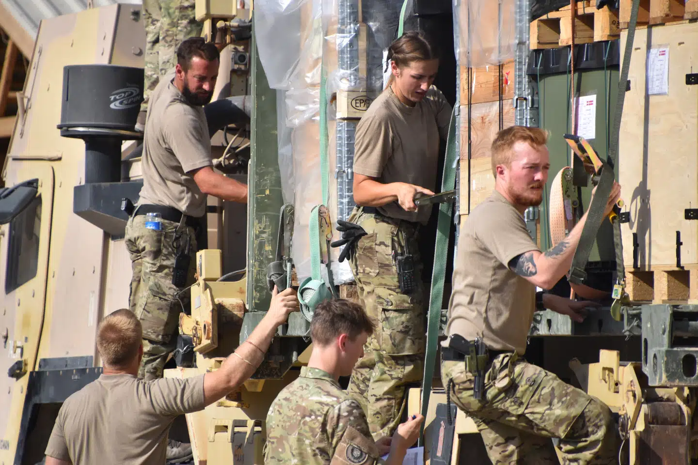 Soldater fra fjerde danske logistikbataljon er på arbejde i stegende hede på Al Asad Air Base i Irak.