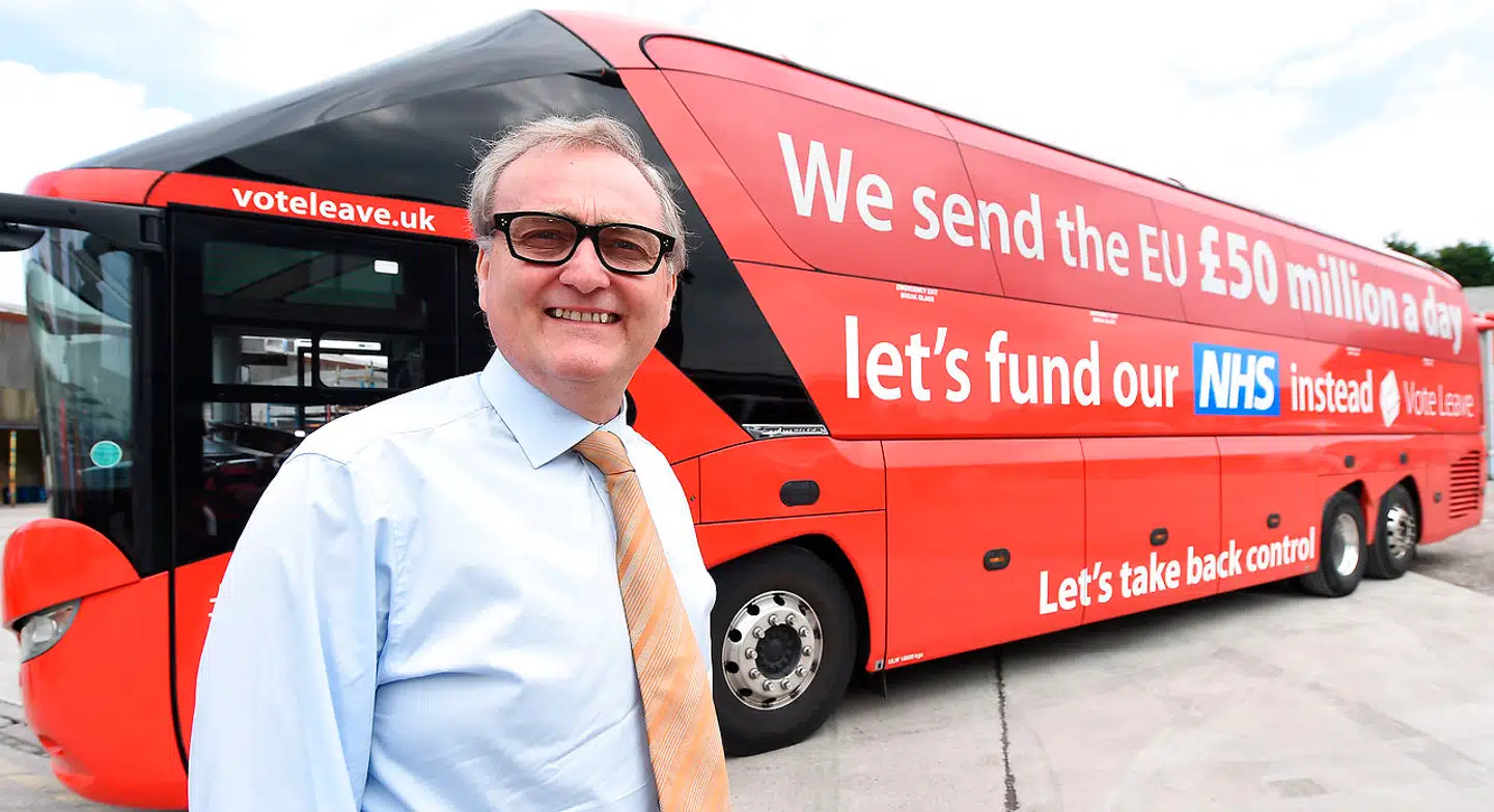 En dårlig forretning: Et af hovedargumenterne i EU-folkeafstemningen i 2016 var dette argument: Briterne betaler dagligt 50 mio. pund for at være medlem af EU. De skal melde sig ud og i stedet bruge pengene på sundhedsvæsenet. Beløbet på bussen er ikke korrekt - netto betaler briterne 24 mio. pund om dagen - men deres nej til EU har kostet dem 71 mio. pund om dagen. Manden i forgrunden er en af lederne af Vote Leave-kampagnen, John Longworth.
