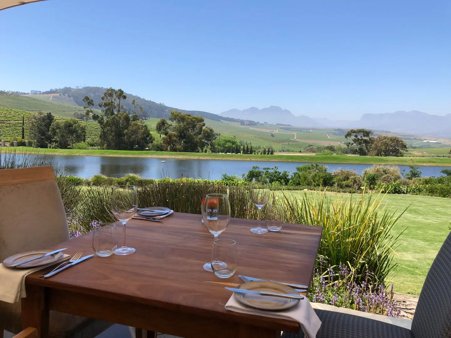 På de fleste vingårde i Stellenbosch kan du få mad, og en række af dem har et så højt gastronomisk niveau, at de konkurrerer med de bedste restauranter i Cape Town. Forskellen er, at du herude får lov til at nyde udsigten over vinmarkerne, mens du spiser.