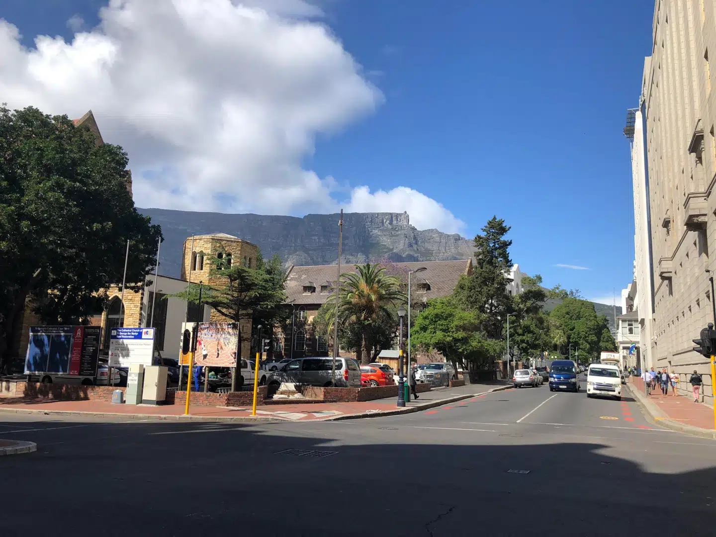 I ly af Taffelbjerget har Cape Town gennem de seneste årtier udviklet sig til en storby, der har kunstgallerier, hippe barer og moderne arkitektur i rige mængder sammen med en gastronomisk scene, der kan måle sig med nogle af de bedste i verden.