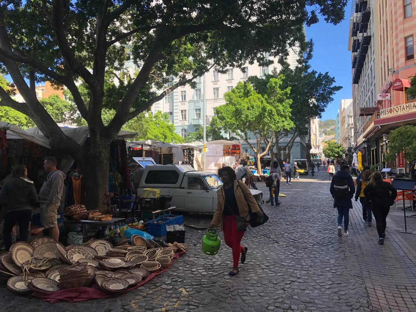 Det lokale marked i Longmarket Street har kunsthåndværk fra hele Cape Towns opland, og vil man have en god souvenir med hjem, er det absolut stedet, man skal tage hen.