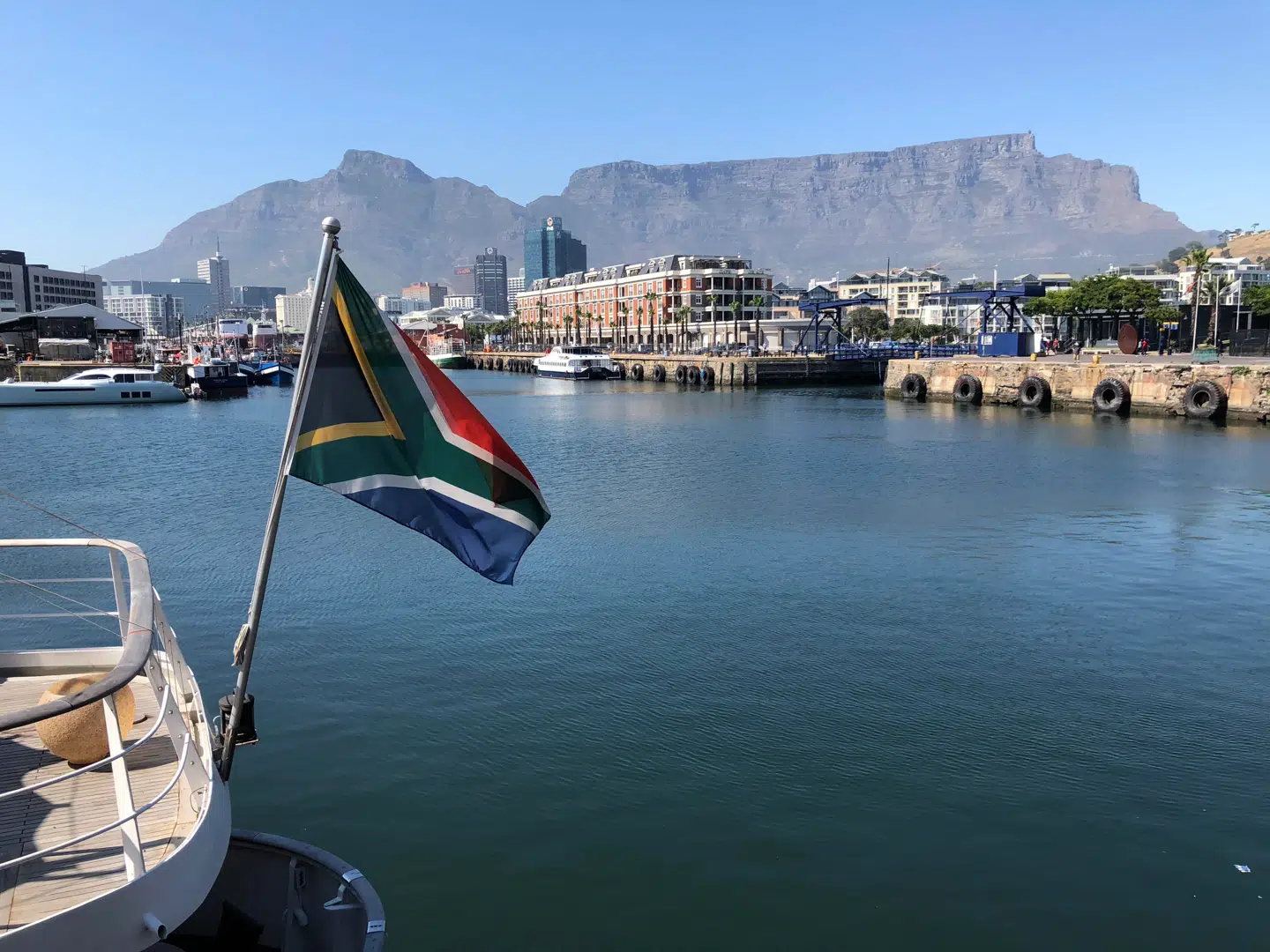 Cape Towns havneområde summer af liv og udgør en eksklusiv ramme om byens turistaktiviteter. Det var herfra, at skibe – lastet med passagerer eller forsyninger – lagde til gennem flere hundrede år.