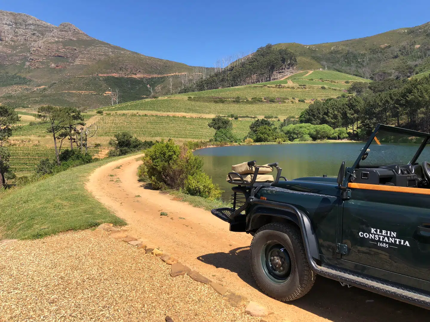 Det ældste vinområde i Stellenbosch hedder i dag Klein Constantia, og denne vingård er oplagt at besøge, hvis du ønsker at få et godt overblik over området og de helt specielle forhold, der gør Stellenbosch perfekt til vinstokke. Vinkælderen under Klein Constantia har opbevaret vin i mere end 300 år, og man kan på vingården få lov til at opleve samspillet mellem de topmoderne produktionsmaskiner og de gamle lagringskældre.