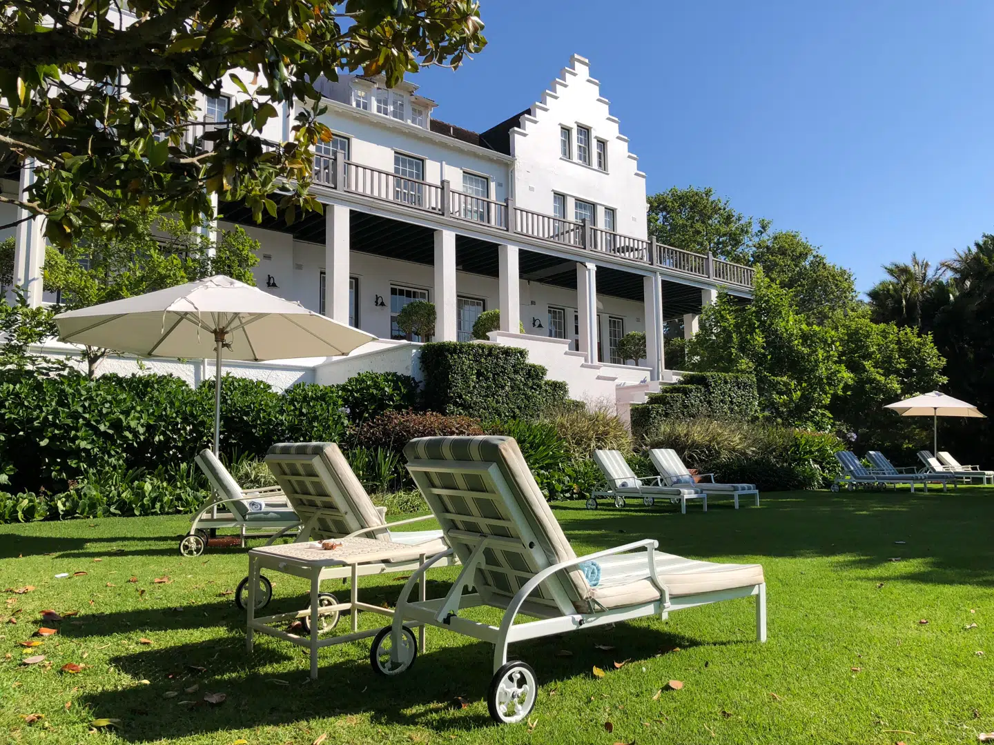 Du kan opleve den karakteristiske Cape Dutch-byggestil på hotellet The Cellars-Hohenort, der udover et prisbelønnet haveanlæg også har en af Cape Town bedste restauranter, Greenhouse, tilknyttet. Hotellet ligger i det ældste vinområde Constantia.