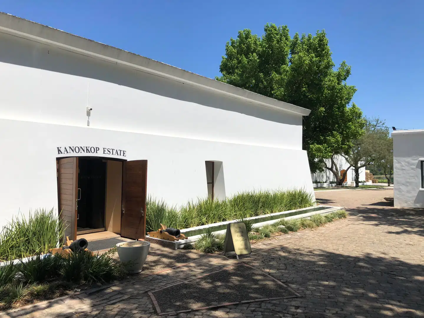 Den måske mest anerkendte vingård i Stellenbosch hedder Kanonkop, men selv om vinen er helt i top, er omgivelserne ganske afslappede og uformelle.