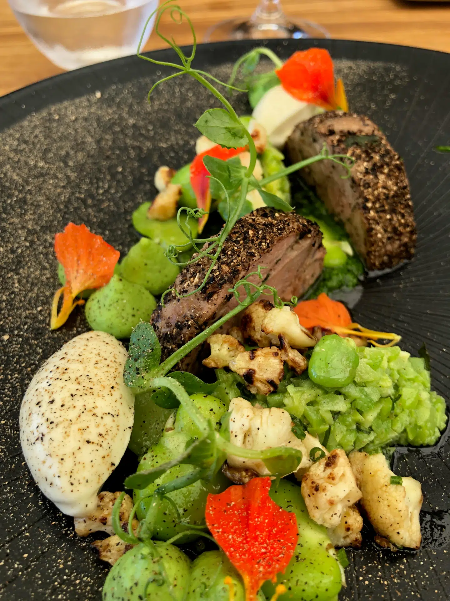 På vingården Jordan er det chefkokken George Jardine, der skaber madmirakler. Han har tidligere fået flere restauranter på det amerikanske tidsskrift Conde Nast Travellers liste over verdens 50 bedste gourmetdestinationer.