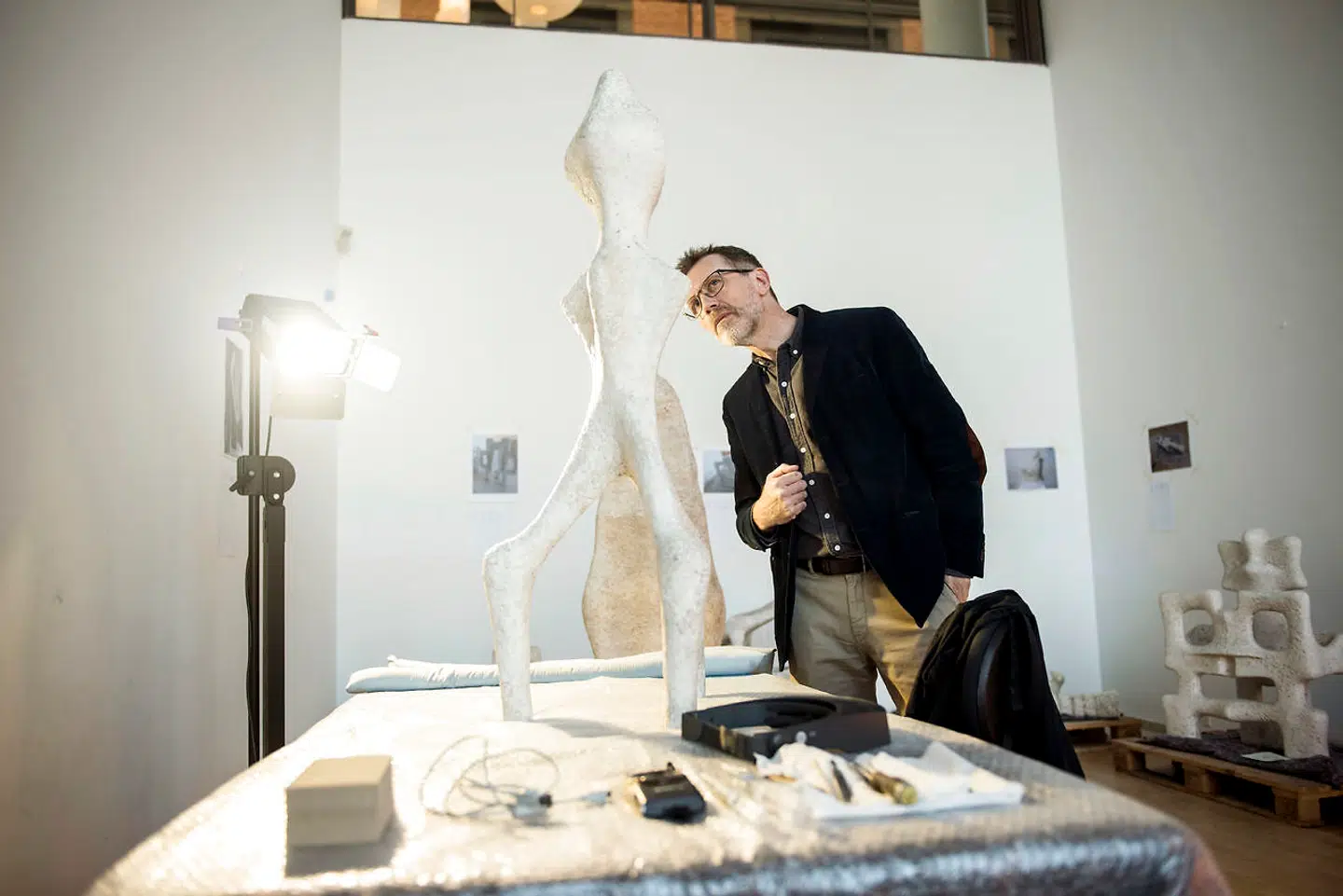 Mikkel Bogh er medarrangør af den kommende udstilling om billedhuggeren Sojna Ferlov Mancoba, der kan opleves fra 9. februar.